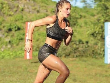 Η Κατερίνα Δαλάκα απαντά για τον Ντάνο-Τι σημάινει το “Ν” που χάραξε στην άμμο!